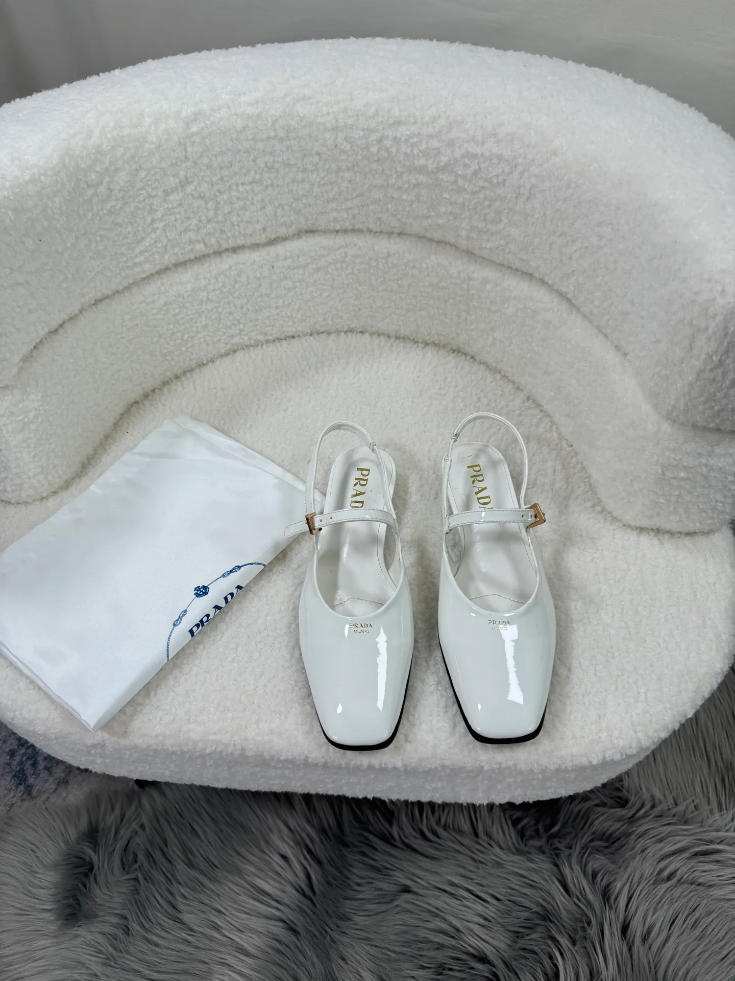 👟👟Ex-factory price 460👟👟Prada top version 🌸2025 launches Prada back-slip shoes, a must-have item for women 🆚😍😍😍——————😍😍😍🆚 💥PRADA's early spring T-stage catwalk show is the same style as "Dreams Never Sleep". Prada can use it on important occasions. The fresh style has a bit of nobility and is perfect on the feet. 💃💃 Wear this shoe with it. It is elegant and crystal clear, regardless of various accessories. The materials are all exclusively customized one-to-one and must be zero-distance from the original. The entire series is full of exciting and unexpected combinations of elements. The expression of different materials and textures of fabrics has a strong artistic flavor, allowing you to appreciate the ever-changing style of Prada girls. Bulling Bulling’s classic + candy color 🍬 paired with a creative letter logo! An eye-catching design! So feminine! Wear it and you will be the most beautiful girl in this gai! 😍😍😍 1⃣ Upper: imported patent leather cowhide 2⃣ Lining: imported mixed sheepskin 3⃣ Outsole: Italian genuine leather outsole 4⃣ Size: 35-40 (41 can be customized)